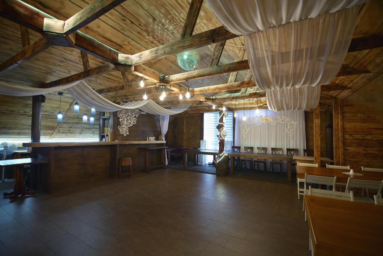 Hotel Tunnel Of Love Клевань Екстер'єр фото