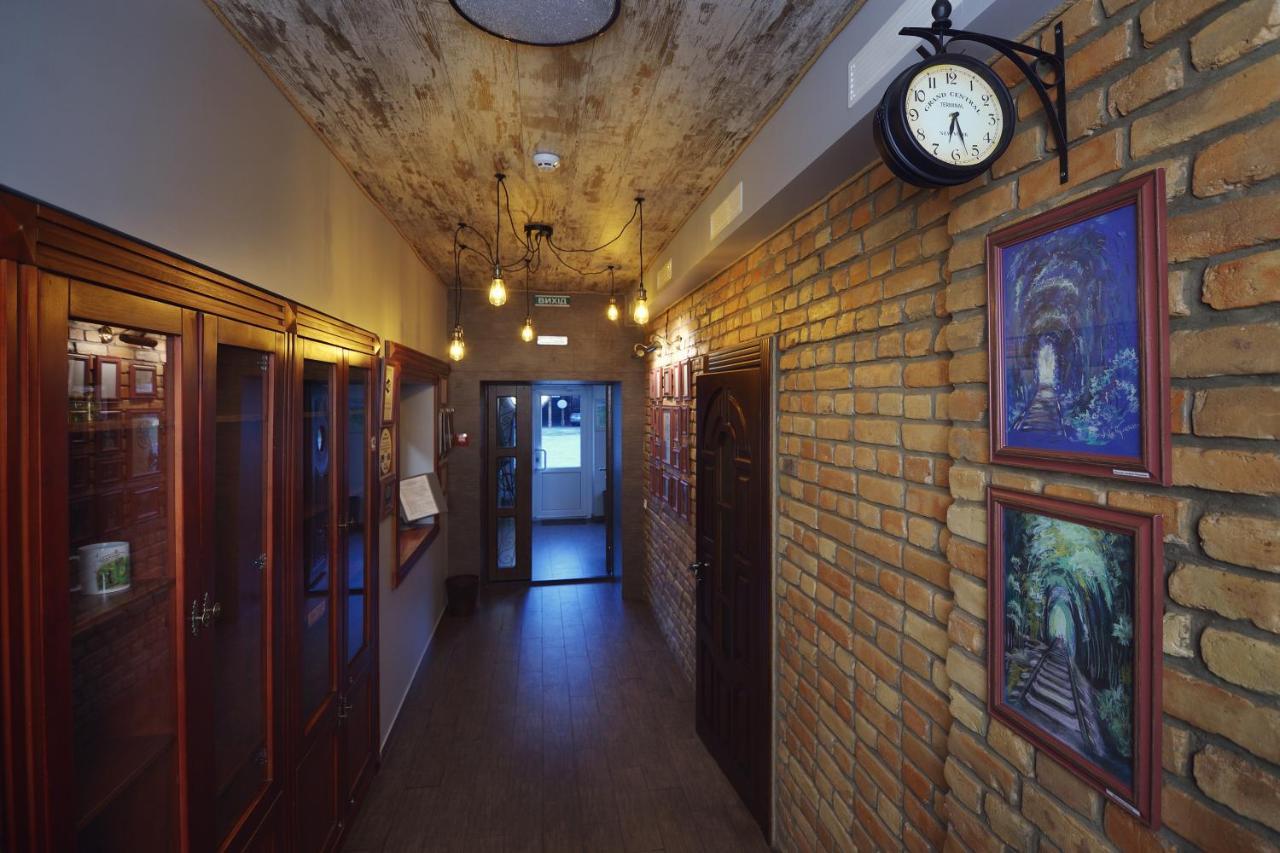 Hotel Tunnel Of Love Клевань Екстер'єр фото
