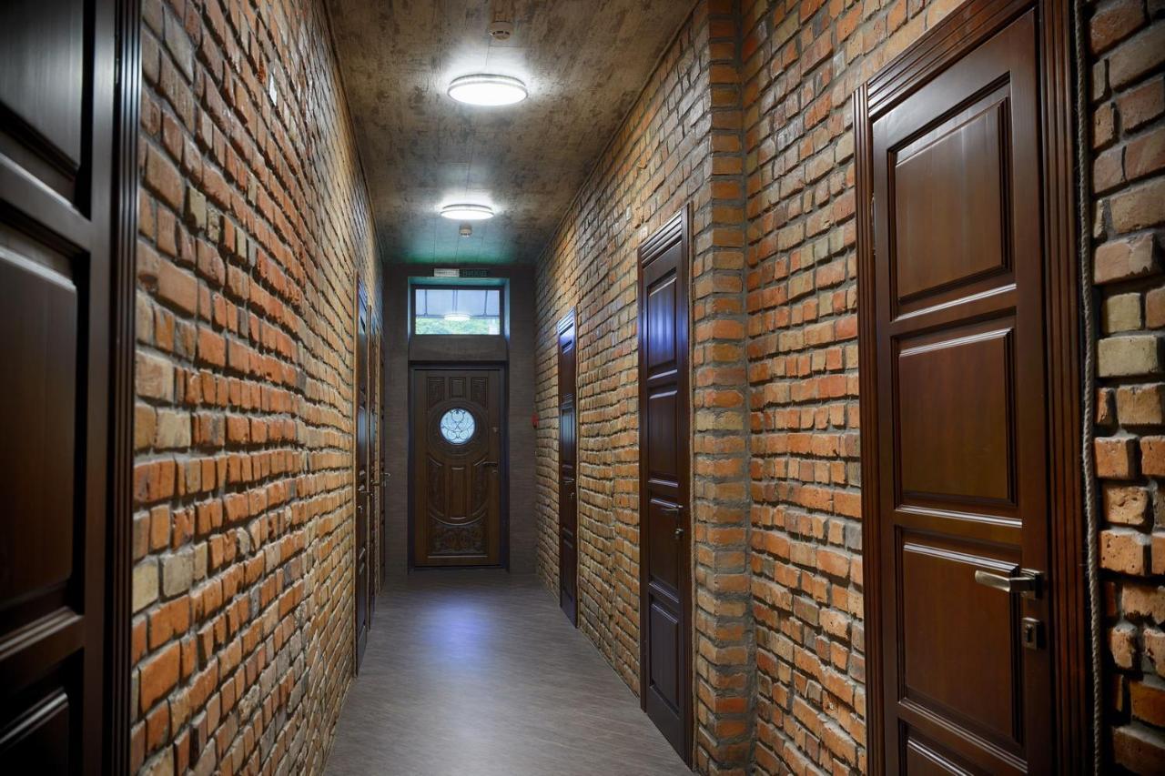 Hotel Tunnel Of Love Клевань Екстер'єр фото