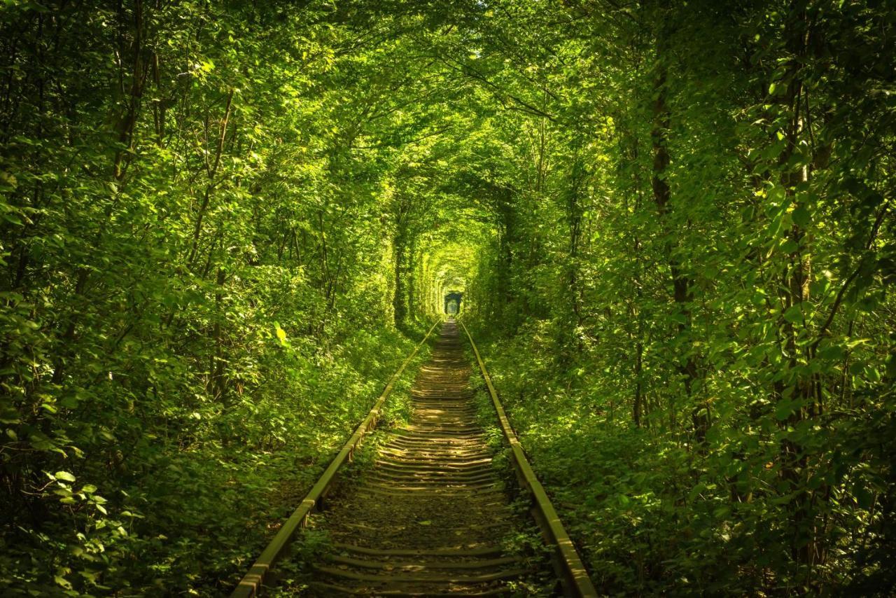 Hotel Tunnel Of Love Клевань Екстер'єр фото
