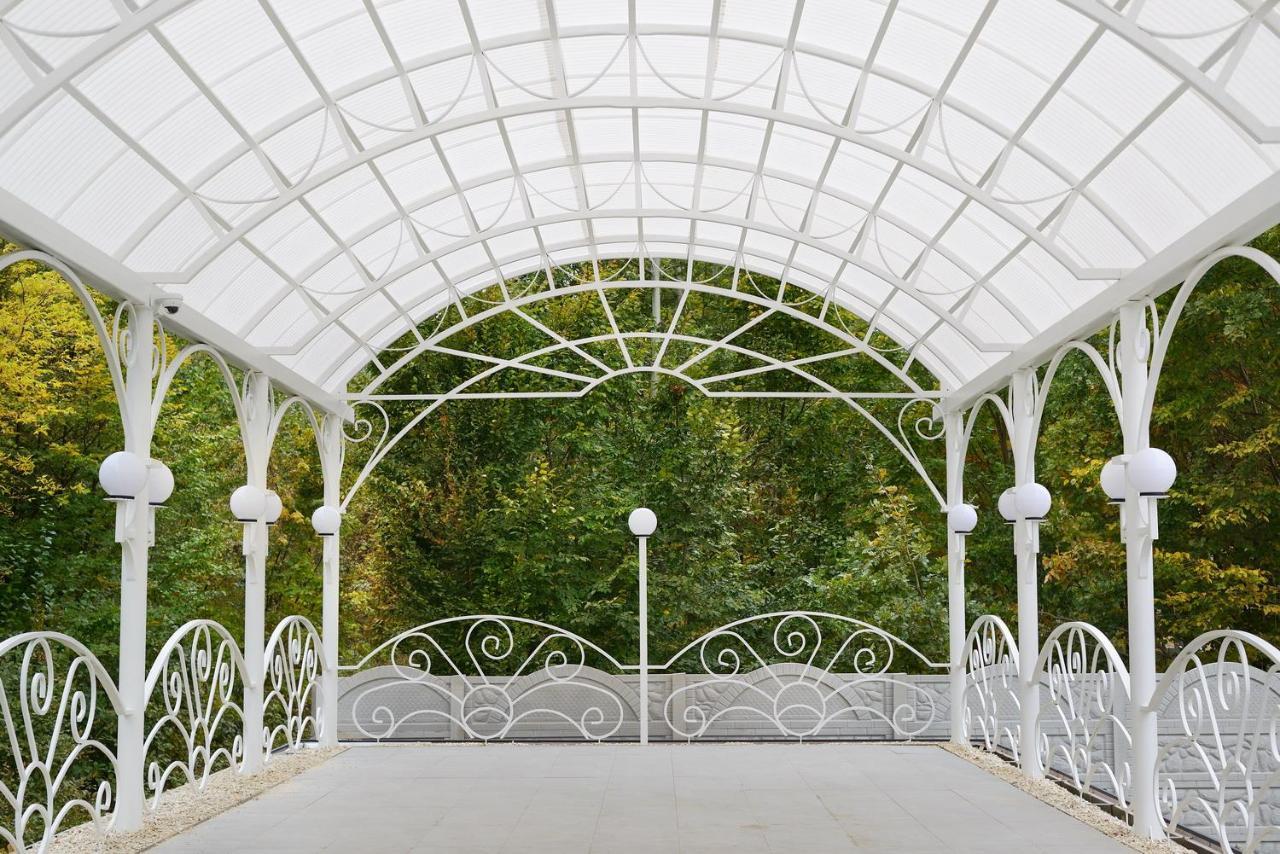 Hotel Tunnel Of Love Клевань Екстер'єр фото