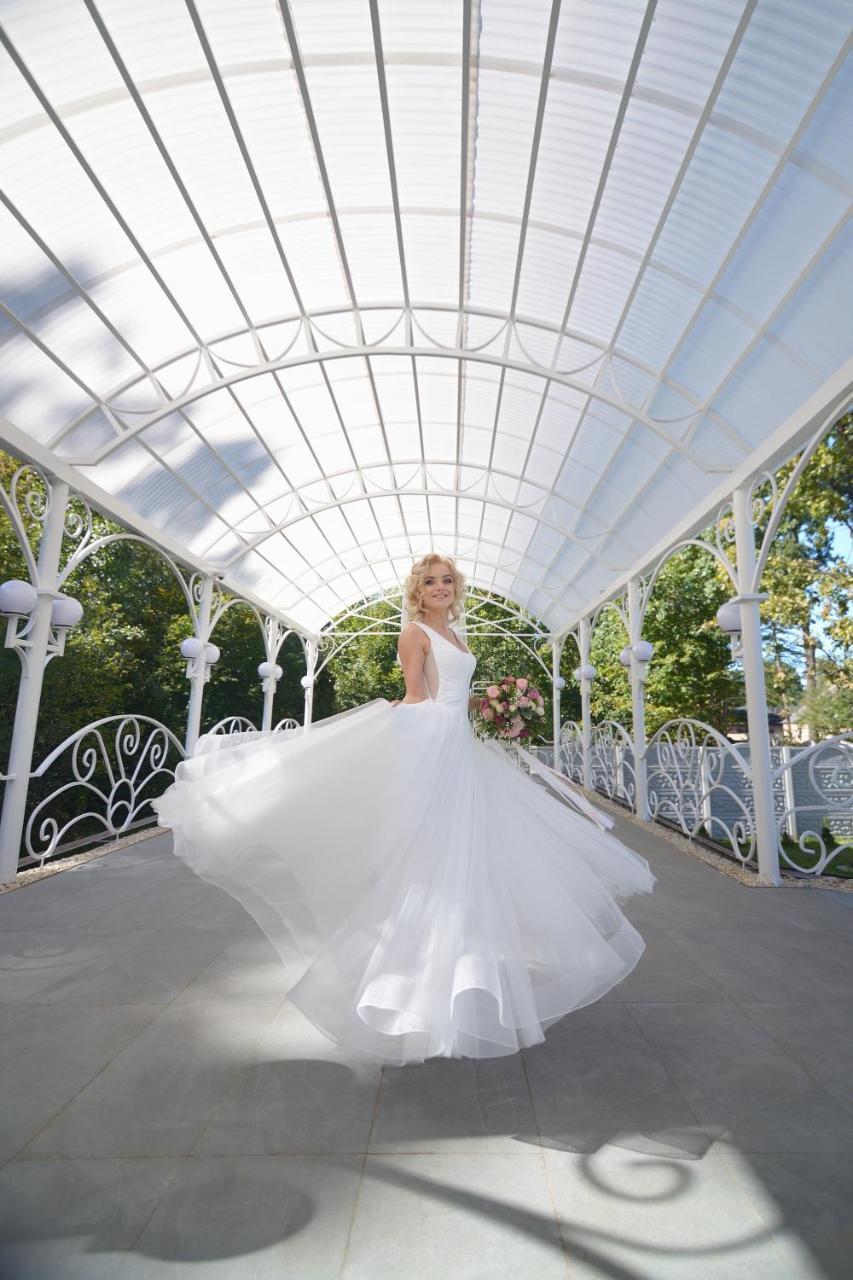 Hotel Tunnel Of Love Клевань Екстер'єр фото