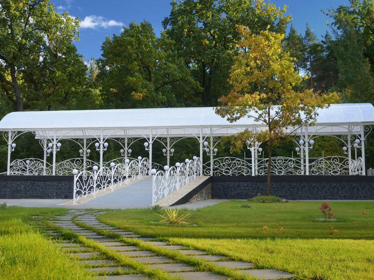 Hotel Tunnel Of Love Клевань Екстер'єр фото